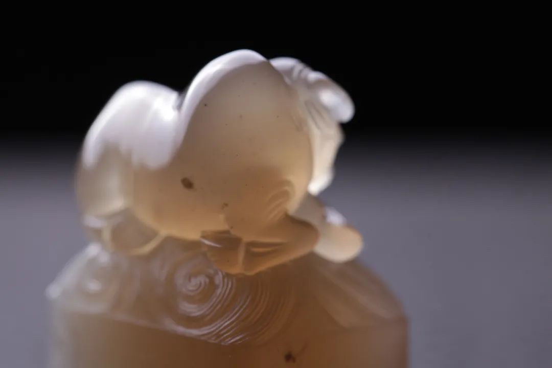 眾星捧月石壽山石鬼晶級(jí)牛角凍 壽山牛角凍有什么特點(diǎn)和特征