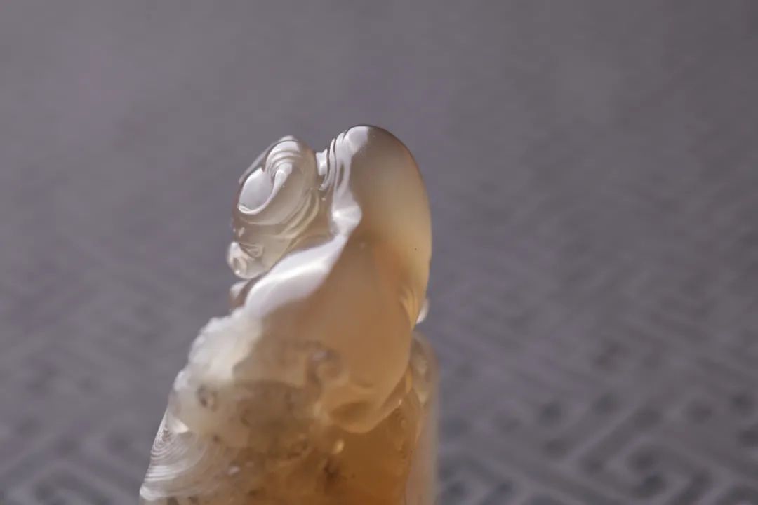 眾星捧月石壽山石鬼晶級(jí)牛角凍 壽山牛角凍有什么特點(diǎn)和特征