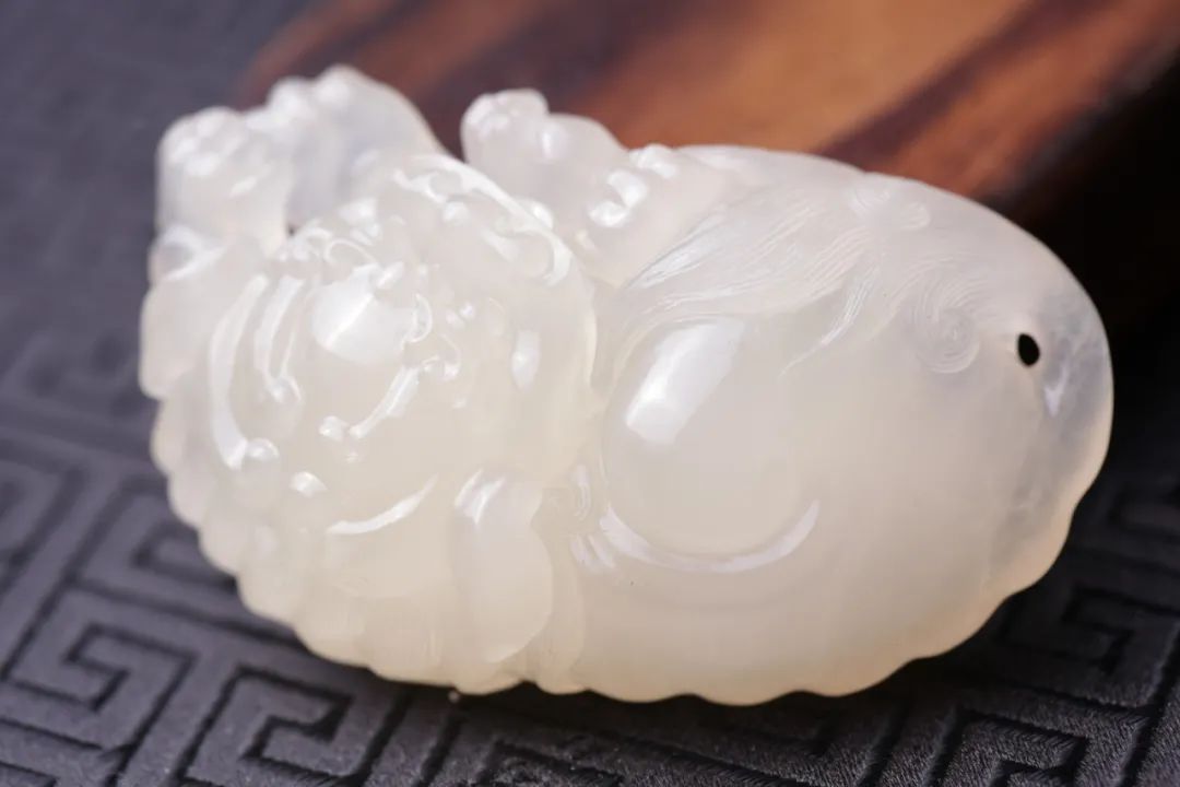 丘曉麗作冰糖雪梨壽山荔枝凍石創作過程