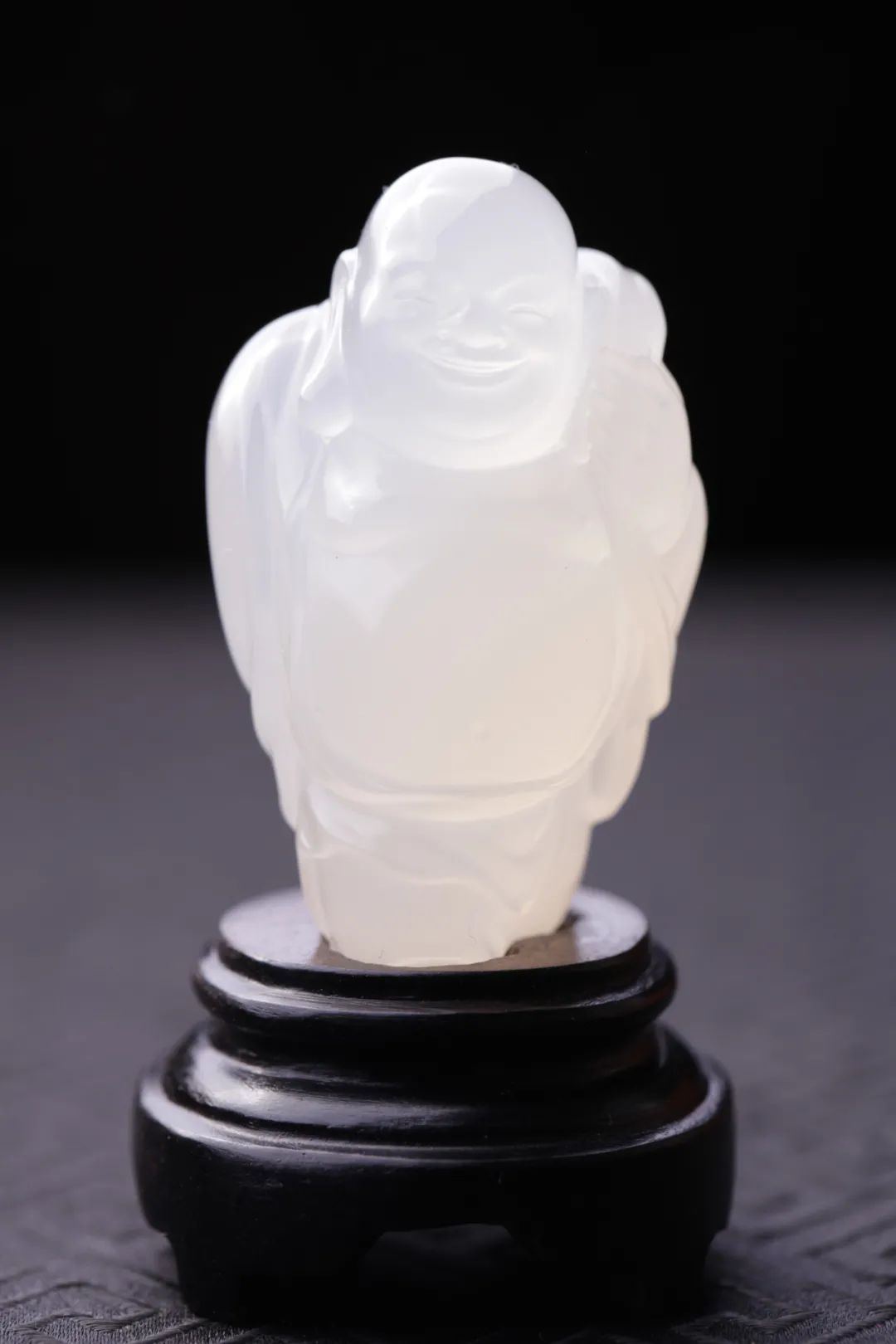 鄭建林的三無壽山石高山晶入掌心，天地萬物皆洞明