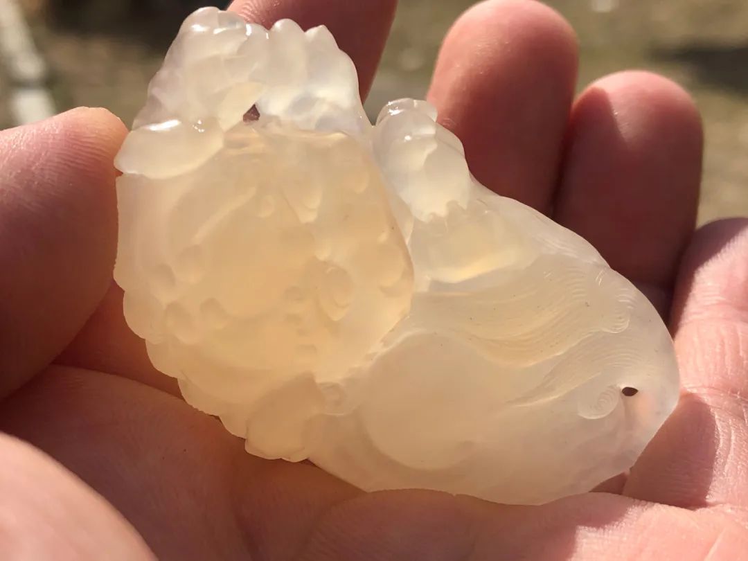 丘曉麗作冰糖雪梨壽山荔枝凍石創作過程