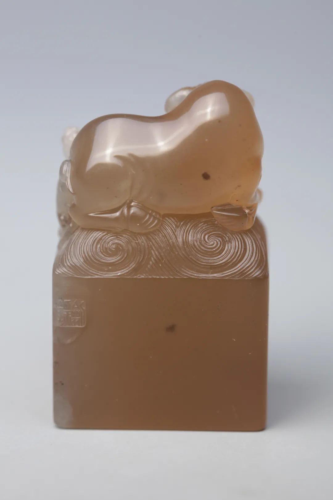 眾星捧月石壽山石鬼晶級(jí)牛角凍 壽山牛角凍有什么特點(diǎn)和特征