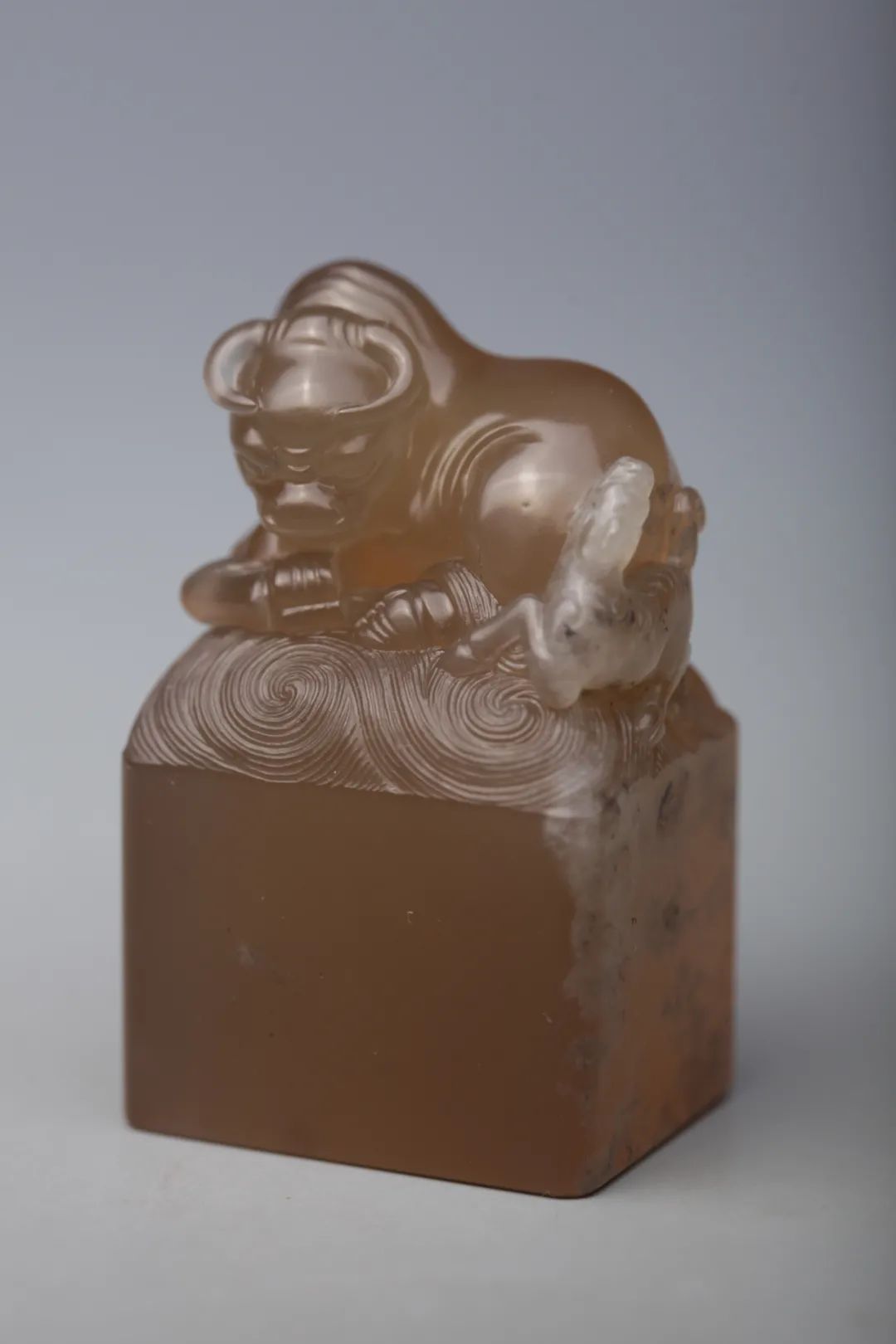 眾星捧月石壽山石鬼晶級(jí)牛角凍 壽山牛角凍有什么特點(diǎn)和特征