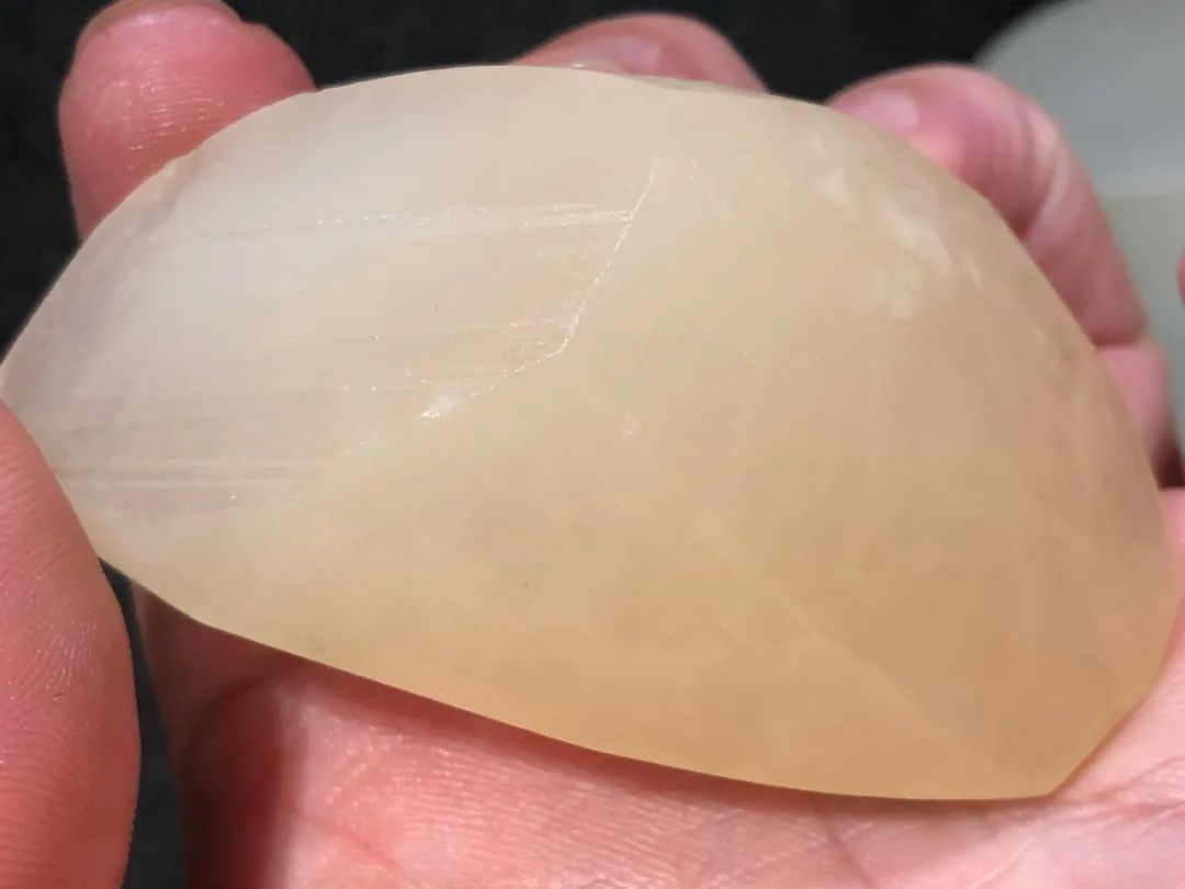 丘曉麗作冰糖雪梨壽山荔枝凍石創作過程