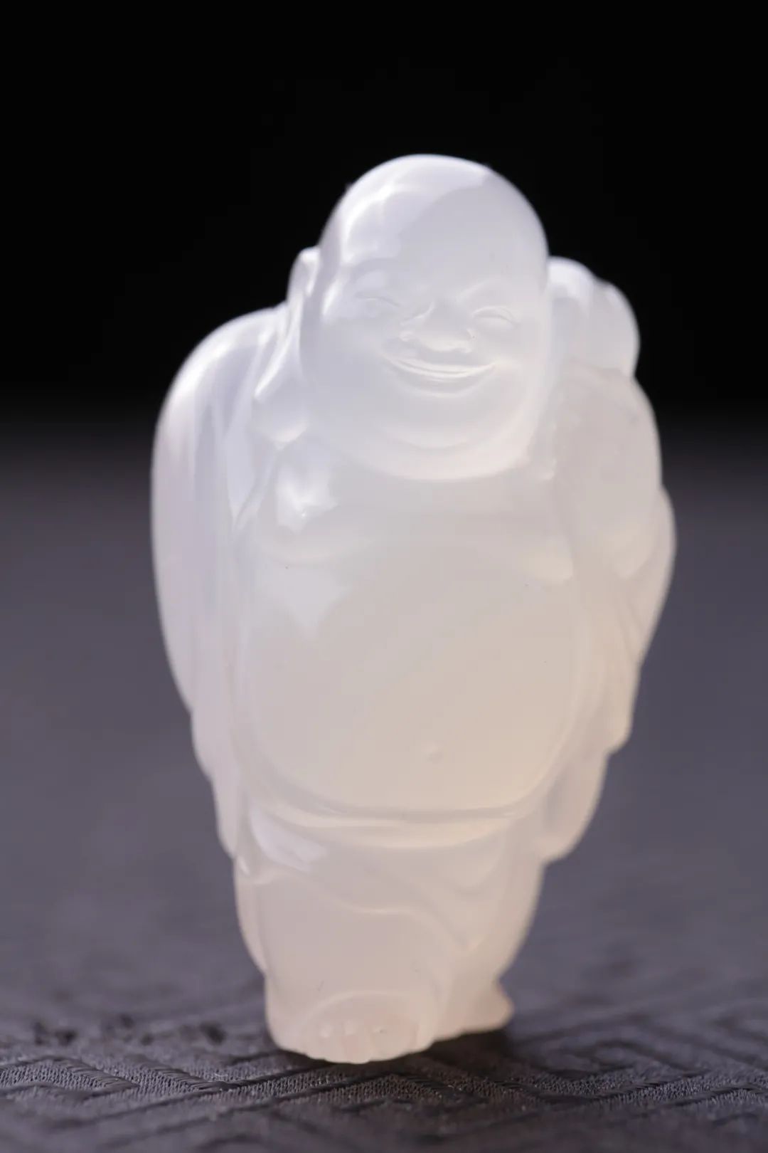 鄭建林的三無壽山石高山晶入掌心，天地萬物皆洞明