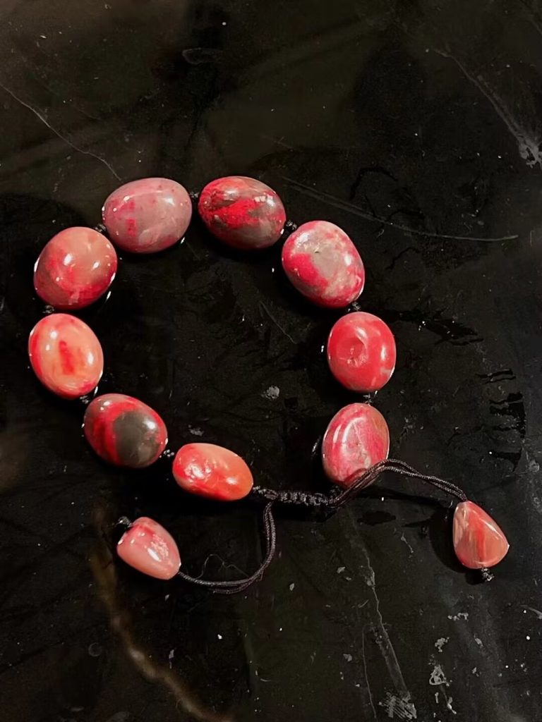 雞血石手串是戴左手還是右手？