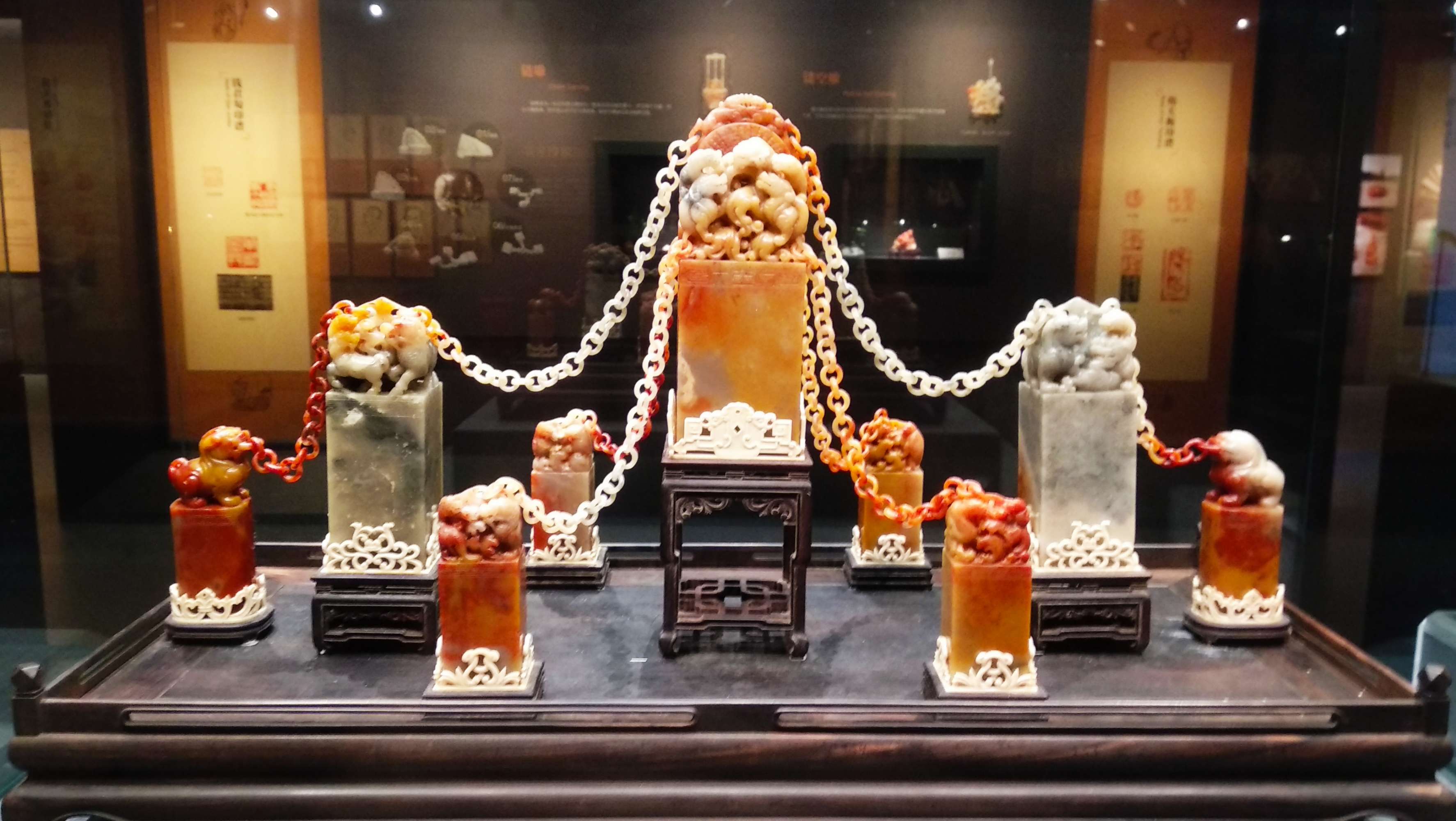 青田石雕藝人：自成流派，氣勢(shì)恢宏，細(xì)致精湛